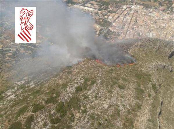 Desalojan 20 viviendas por el incendio en Pedreguer