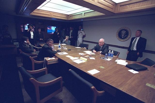 El vicepresidente, Dick Cheney, en la en la sala de Emergencias del Presidente de EE UU