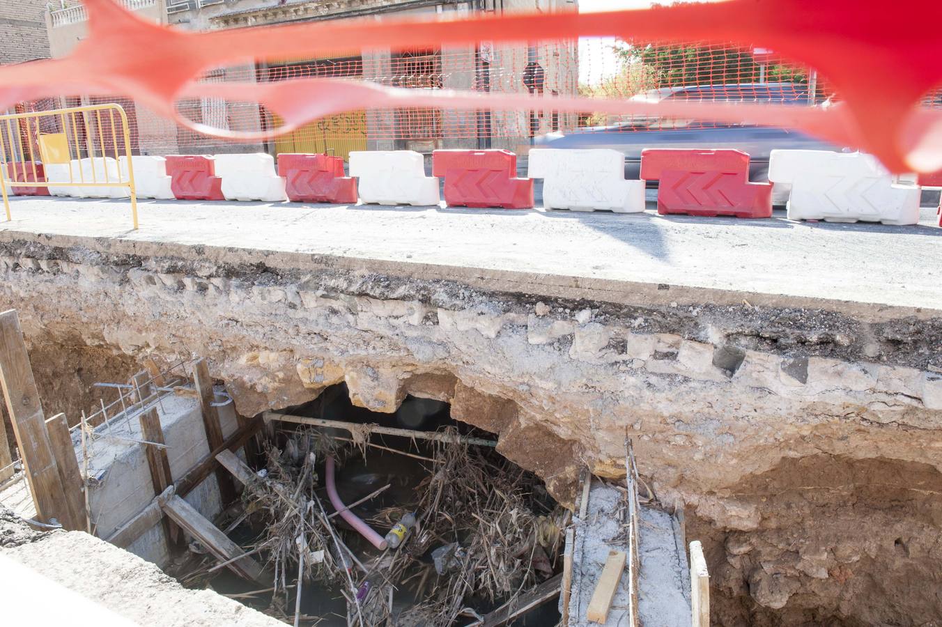 Imagen del puente de sillares de piedra, del siglo XVIII, que fue demolido en la acequia de Alguazas, a su paso por Aljucer, debido a unas obras que se están ejecutando en este terreno. Ahora Murcia denunció públicamente este hecho y afirmó que la Red Hidráulica de la Huerta de Murcia "ha perdido un nuevo elemento de su patrimonio histórico asociado".