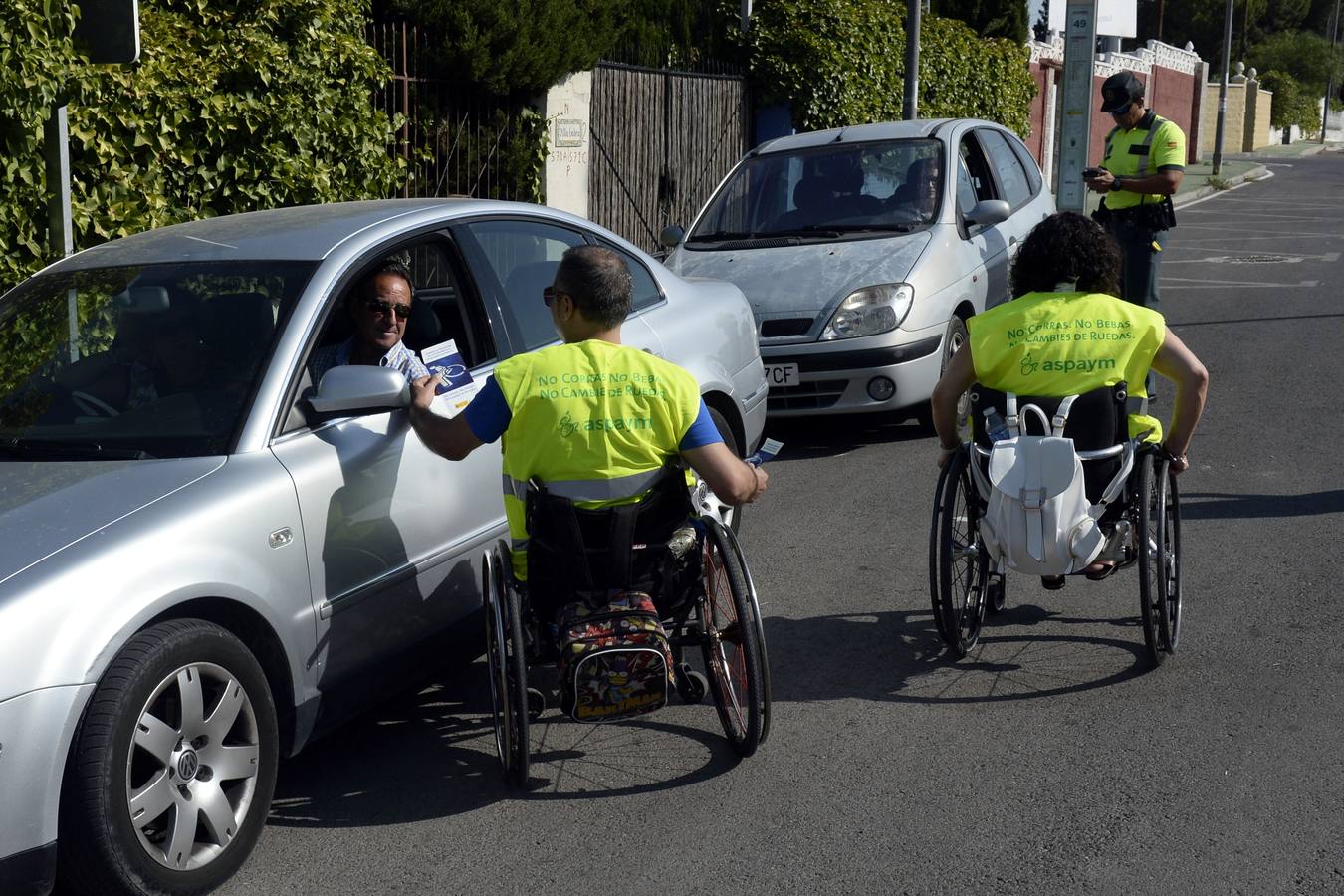 (22-07) Miembros de la Asociación de Lesionados Medulares y Grandes Discapacitados Físicos (Aspaym) acompañaron este miércoles a la Guardia Civil en una campaña de control de la velocidad en carreteras de Murcia, para concienciar a los conductores de las consecuencias de cometer esas infracciones al volante.