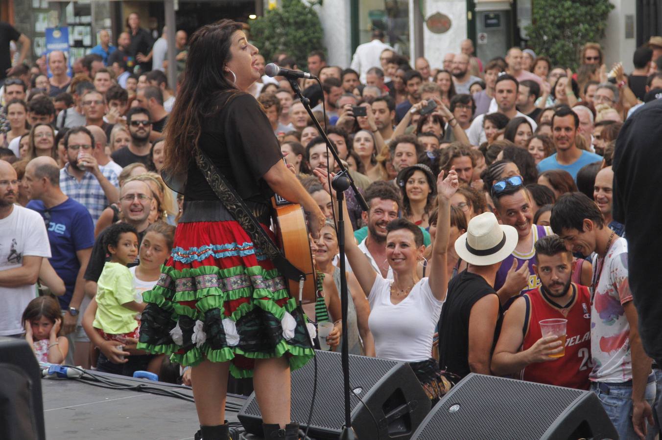 (22-07) La jornada de La Mar de Músicas 'La barra libre' congregó a varios miles de personas este miércoles y acabó dejando una sensación extraña, como de haber estado en dos festivales distintos. Tras el conocido pop mestizo de la granadina Amparo Sánchez (en la foto) en la Plaza del Ayuntamiento, llegó el turno del escenario de La Catedral, primero con el Crash Trío de la joven chilena Melissa Aldana y su sax-hard-bop clásico y a continuación con los exquisitos mantas de kora del crack maliense Toumani Diabaté y su hijo Sidiki.