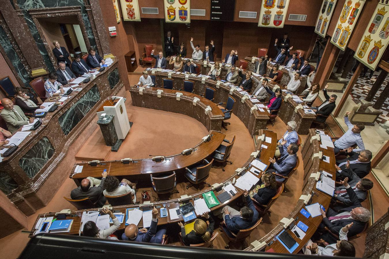 (23-07) PSOE, Podemos y Ciudadanos celebraron este jueves efusivamente la aprobación definitiva de la reforma de la ley electoral de la Región de Murcia. El PP también votó a favor, pero no se sumó a la fiesta. En su ánimo pesó que todos sus intentos por enmendar y someter la norma al escrutinio popular y de expertos han sido frenados en seco por los otros tres partidos, durante la semana que ha durado el trámite legislativo.