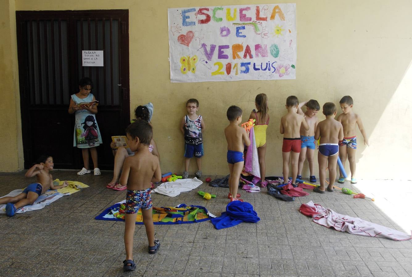 Carlos González visita la esuela de verano del colegio Toscar