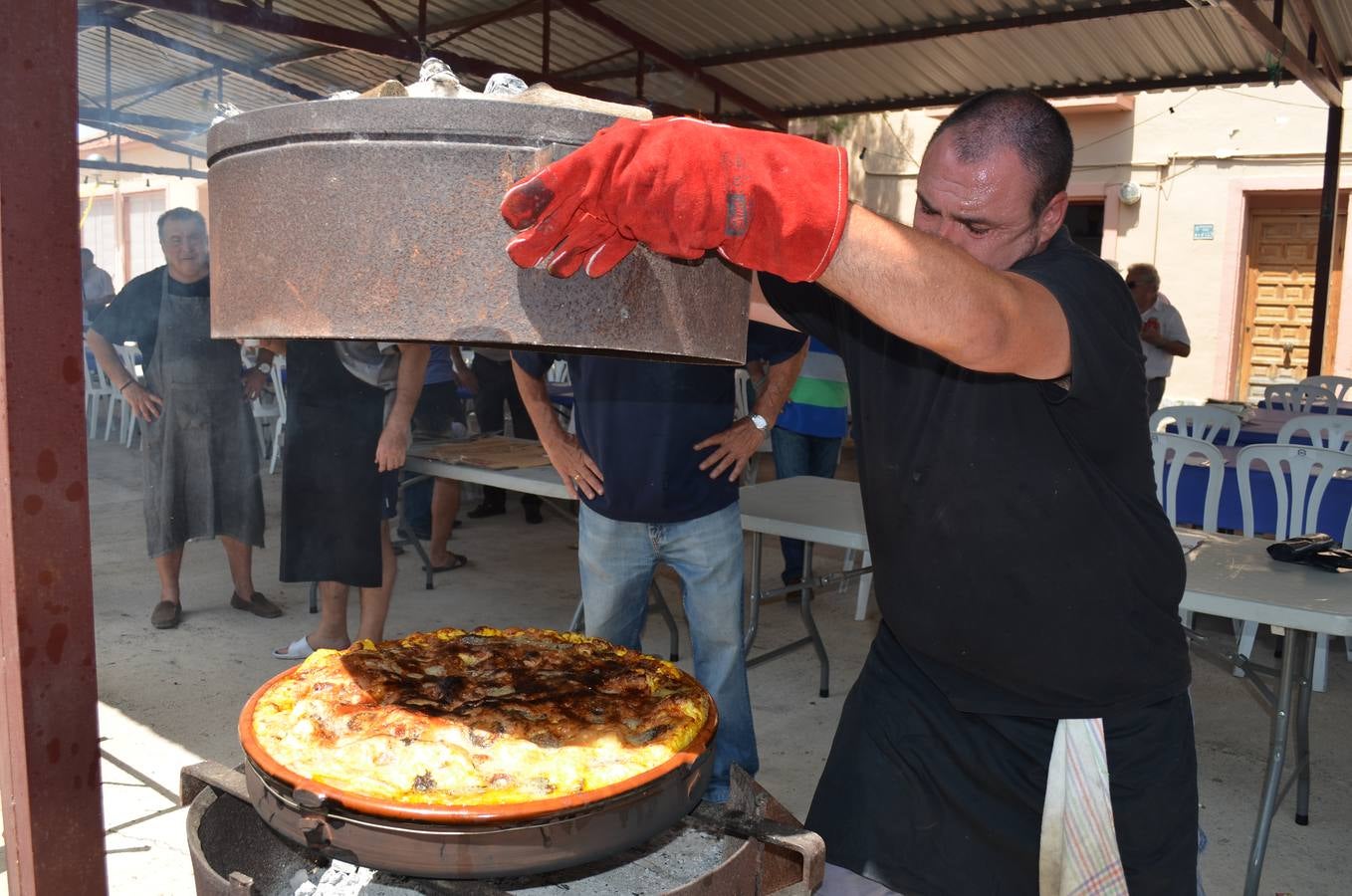 Los &#039;amigos del Arroz con Costra&#039; reúnen a los entes festeros