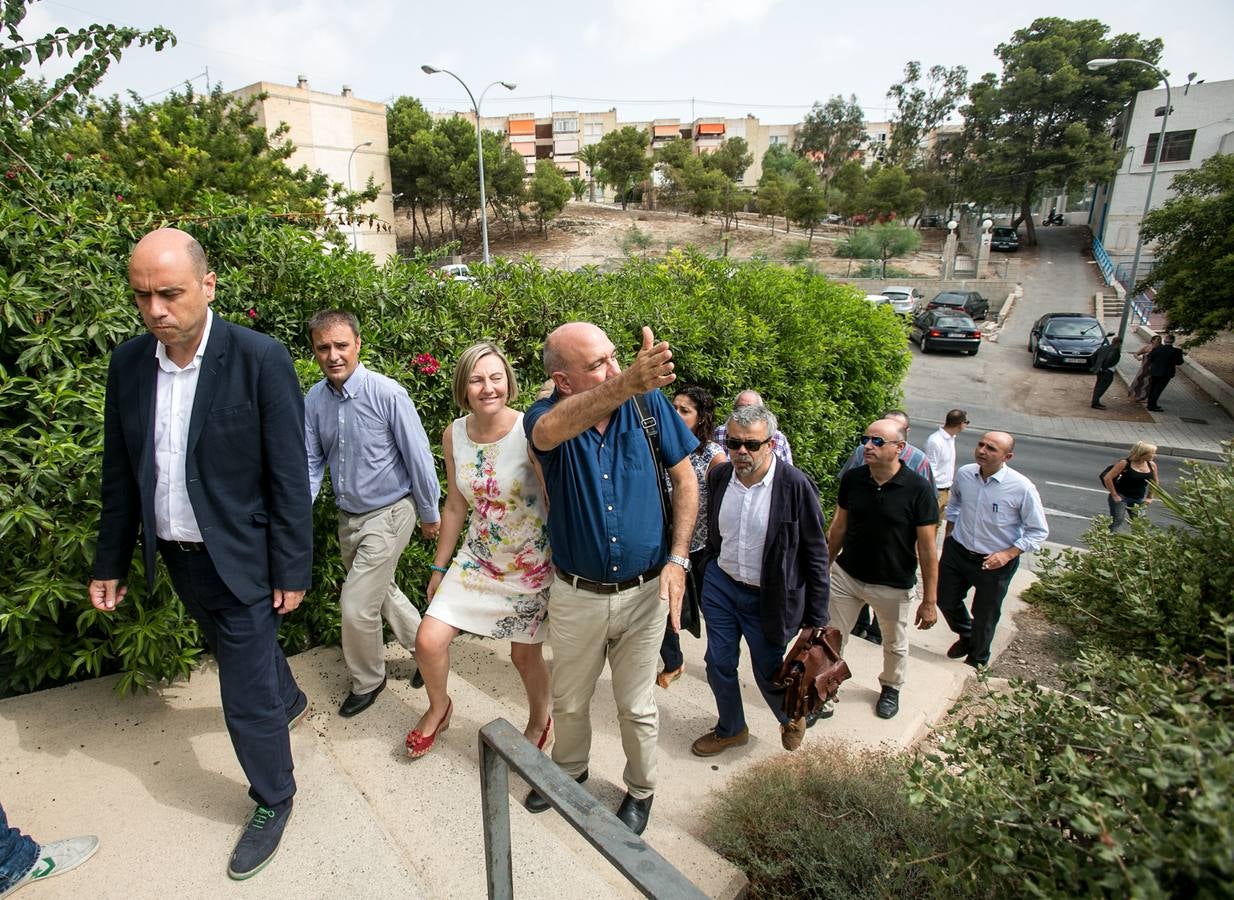 María José Salvador y Echávarri visitan las actuaciones de rehabilitación en el barrio de Juan XXIII