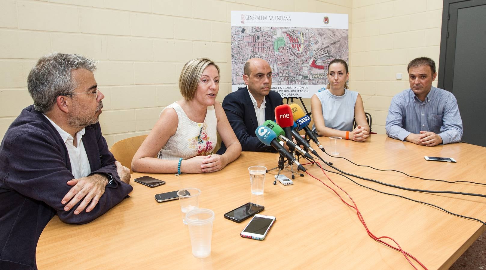 María José Salvador y Echávarri visitan las actuaciones de rehabilitación en el barrio de Juan XXIII