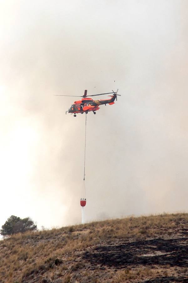 Trabajos de extinción del incendio de Cieza