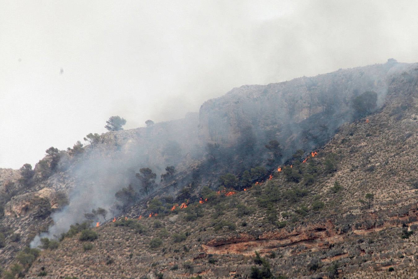 Trabajos de extinción del incendio de Cieza