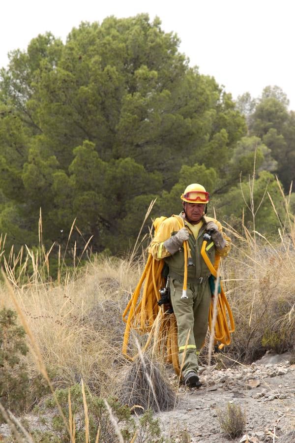 Trabajos de extinción del incendio de Cieza