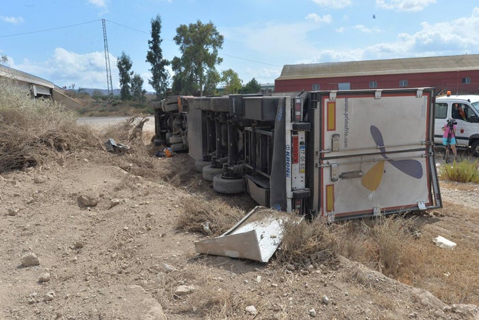 Un herido al caer su camión por un puente en Lorca