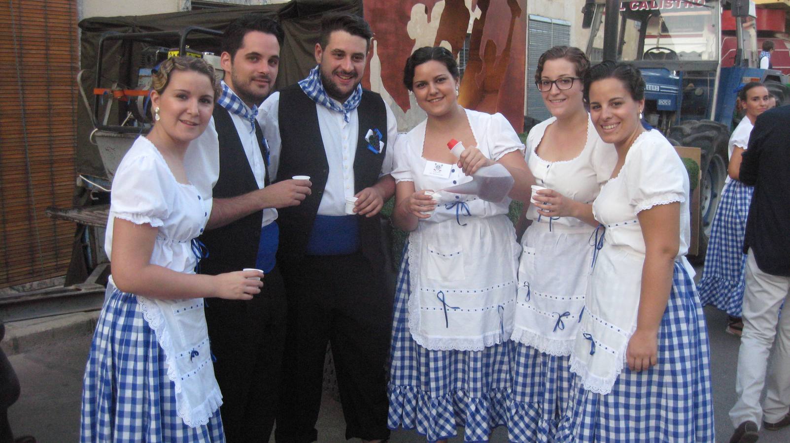 Las carrozas preludian la Cabalgata del Vino