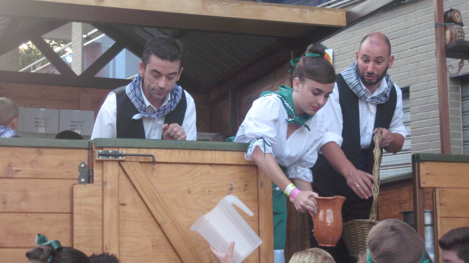 Las carrozas preludian la Cabalgata del Vino