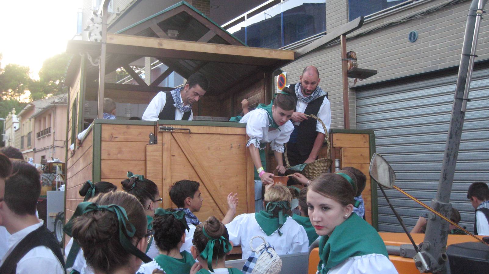 Las carrozas preludian la Cabalgata del Vino