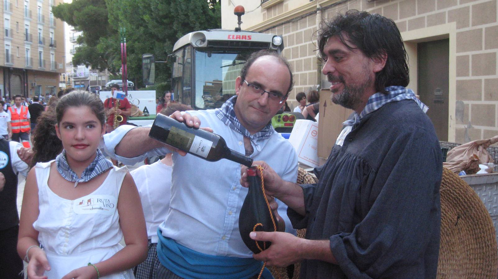 Las carrozas preludian la Cabalgata del Vino