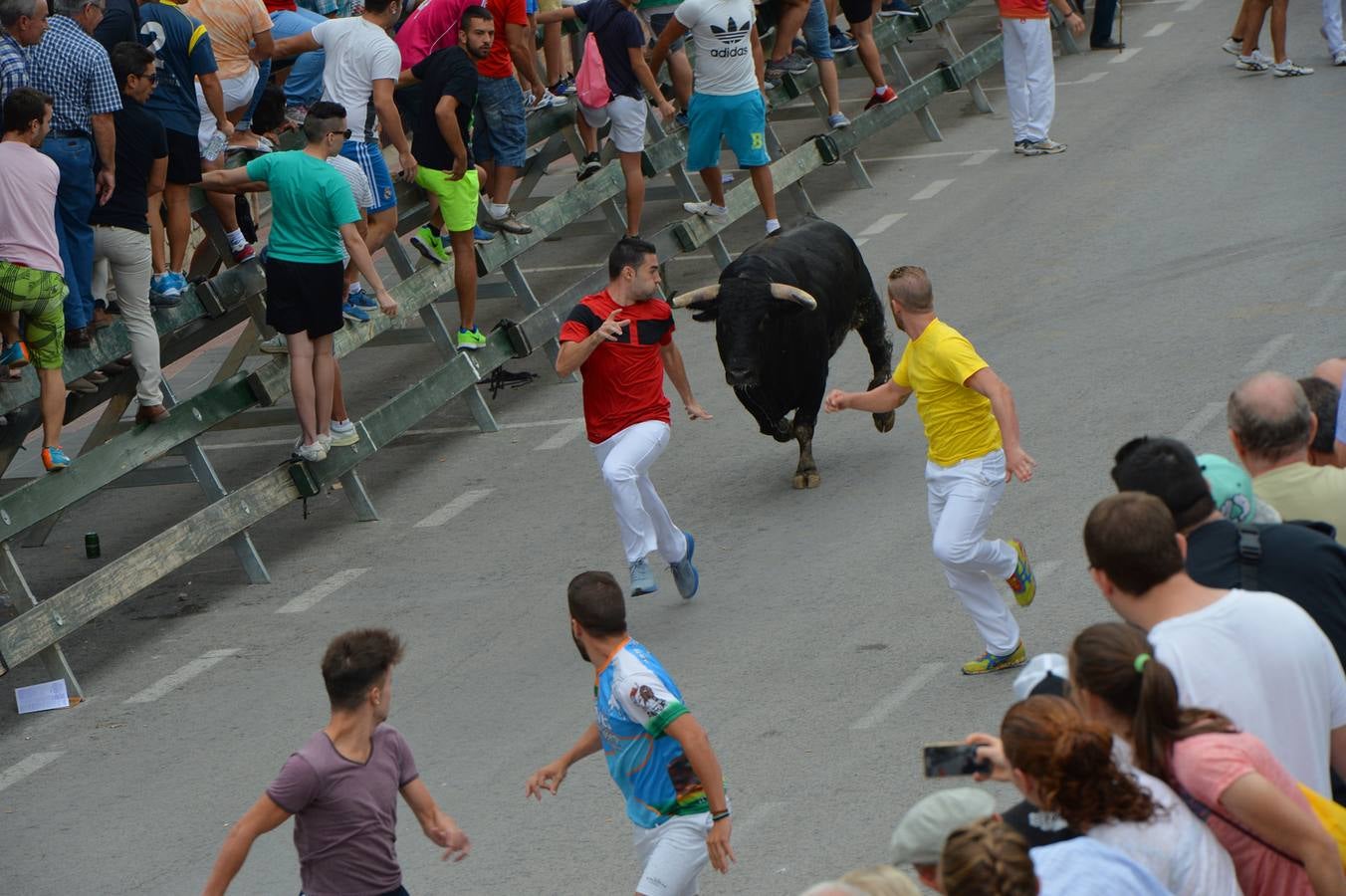 (04-09) Ningún mozo resultó este viernes herido de consideración durante el primero de los seis encierros con motivo de las fiestas patronales. Los novillos de la ganadería de El Cubo dieron espectáculo durante los apenas 103 segundos que tardaron en alcanzar el coso de La Caverina, donde se pudieron ver algunos recortes de calidad, que por vez primera en las fiestas serán premiados.