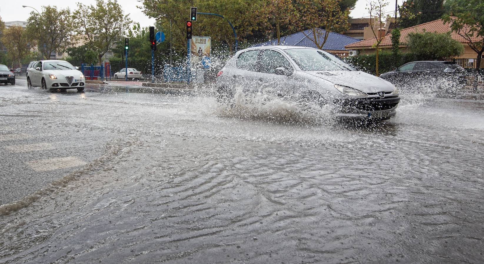 La lluvia anega calles en Alicante