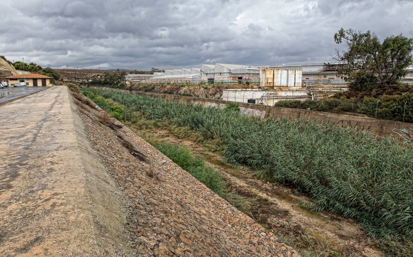 La lluvia anega calles en Alicante