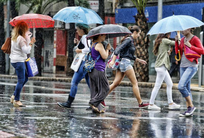 La lluvia anega calles en Alicante