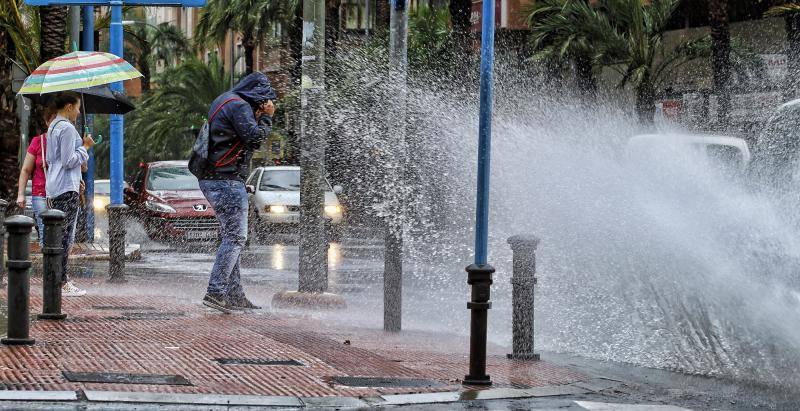 La lluvia anega calles en Alicante