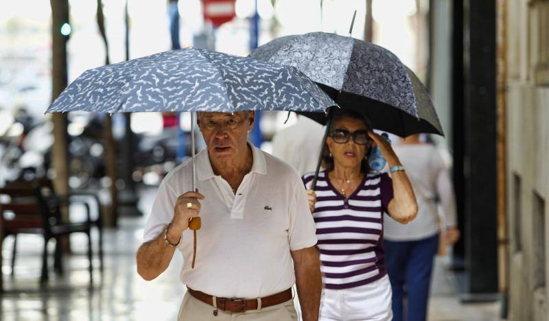 La lluvia anega calles en Alicante