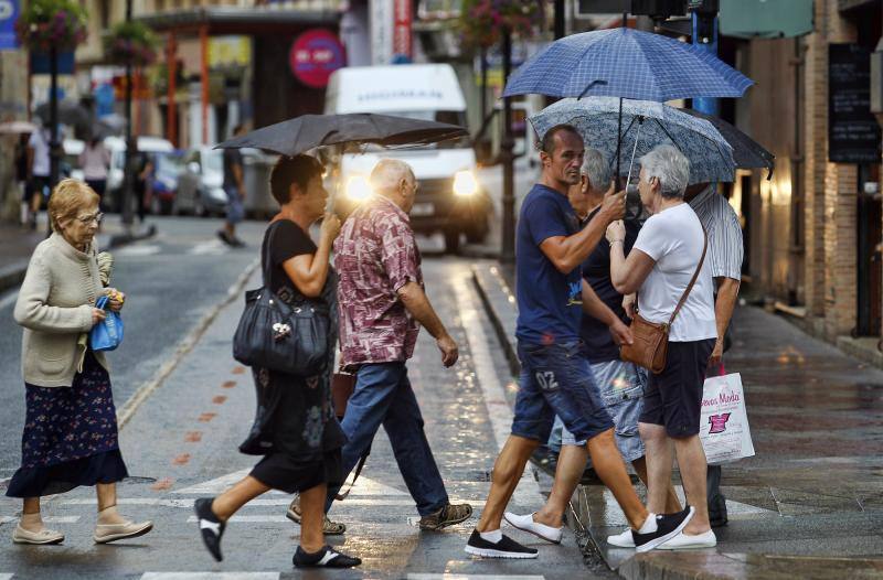 La lluvia anega calles en Alicante