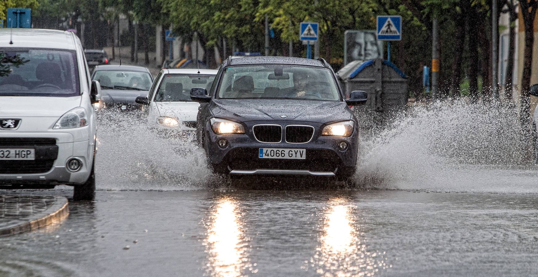 La lluvia anega calles en Alicante