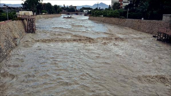 Una tromba agua anega garajes y sótanos y colapsa Alicante, San Juan, Mutxamel y Elche