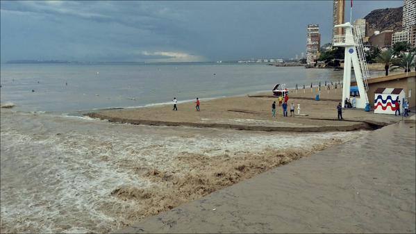 Una tromba agua anega garajes y sótanos y colapsa Alicante, San Juan, Mutxamel y Elche