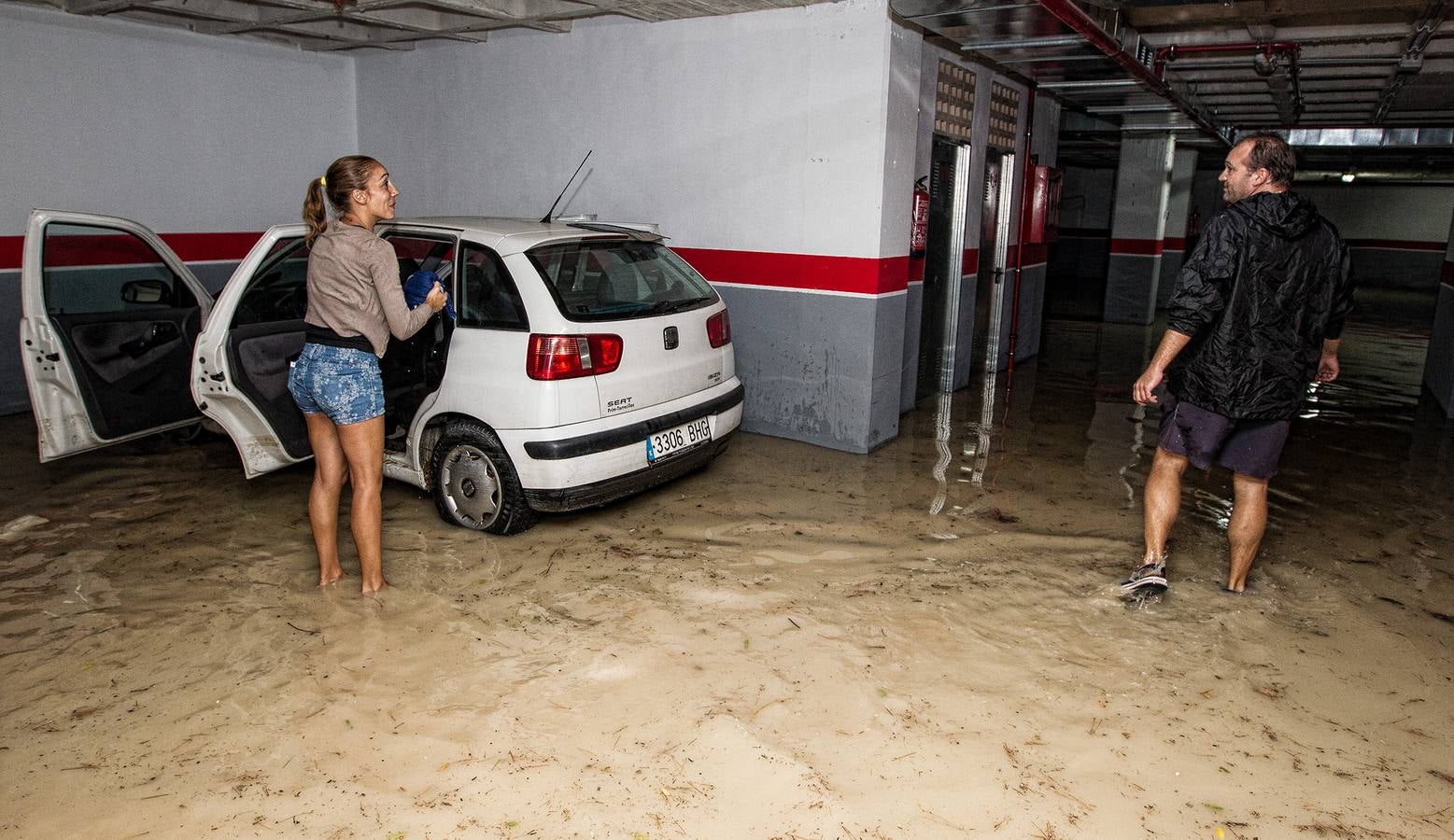 Una tromba agua anega garajes y sótanos y colapsa Alicante, San Juan, Mutxamel y Elche