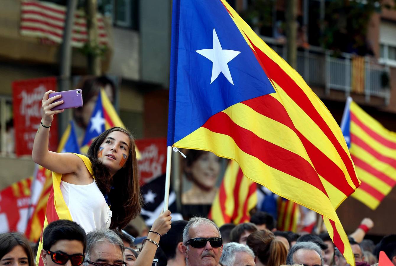 La ocasión bien merece ser inmortalizada. Una joven se hace una foto en la Meridiana de Barcelona donde esta tarde se está celebrando la manifestación con motivo de la Diada.