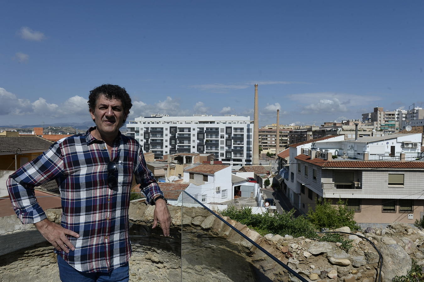 Molina de leyenda. El escritor Paco López Mengual en La Maita, junto a un antiguo silo de grano que hay al lado de la base de la torre del Castillo
