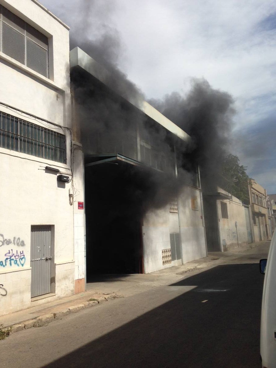 La chispa de una radial pudo originar el incendio con un herido leve en Elche