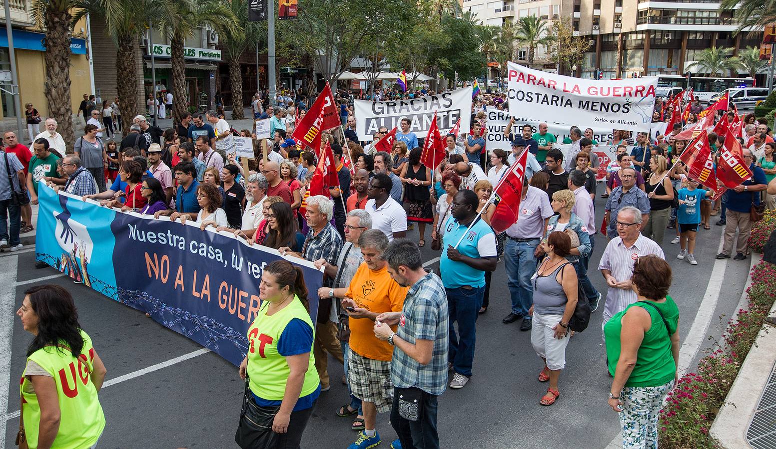 Los alicantinos salen a la calle para dar su apoyo al pueblo sirio