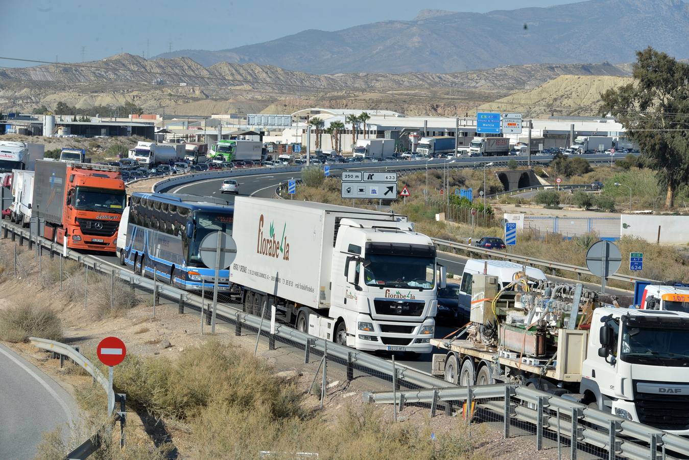 Largas colas en el túnel de Lorca