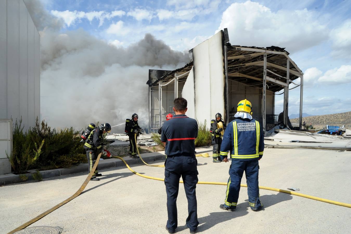 Un incendio devora una nave con atracciones de feria en Molina de Segura