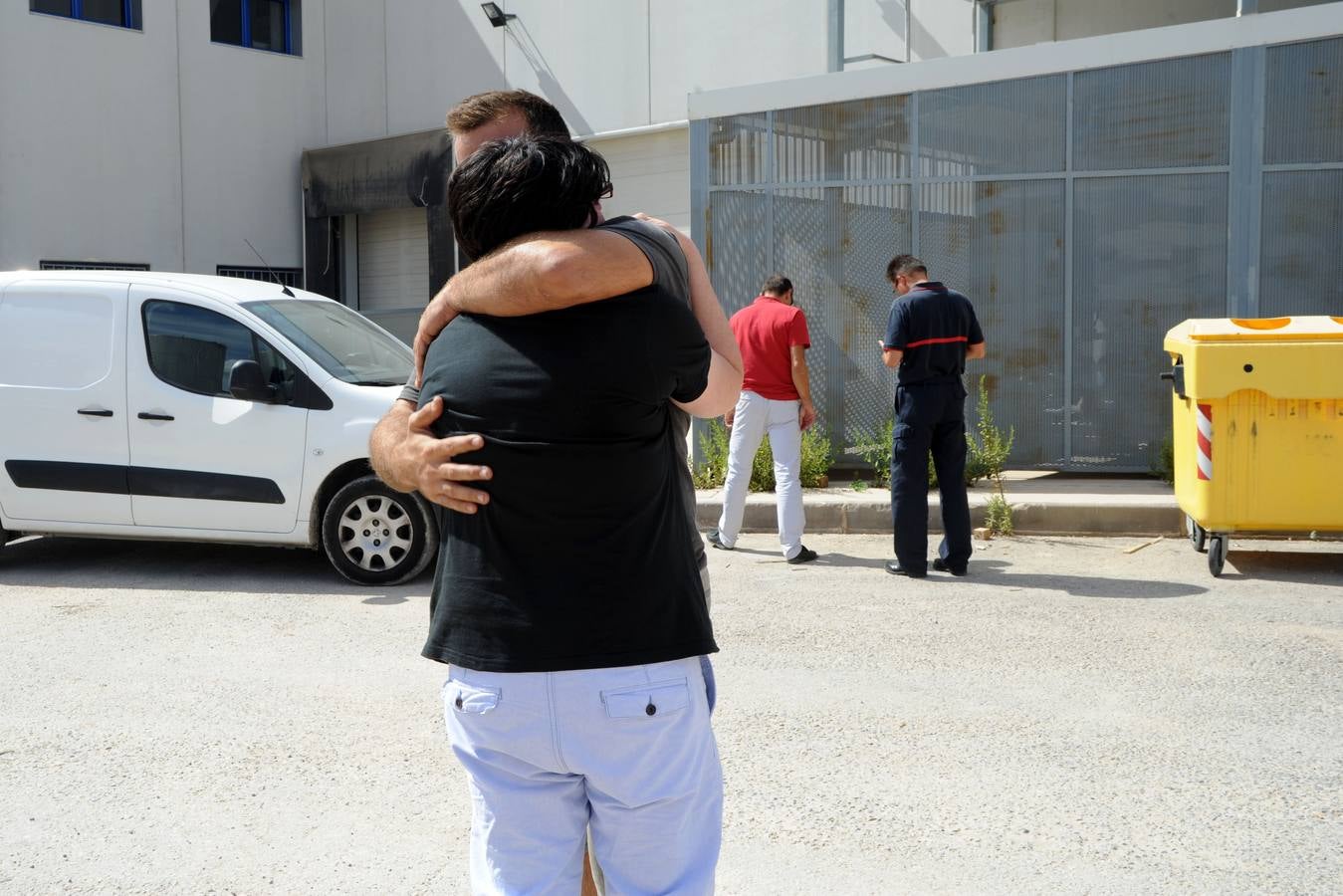 Un incendio devora una nave con atracciones de feria en Molina de Segura