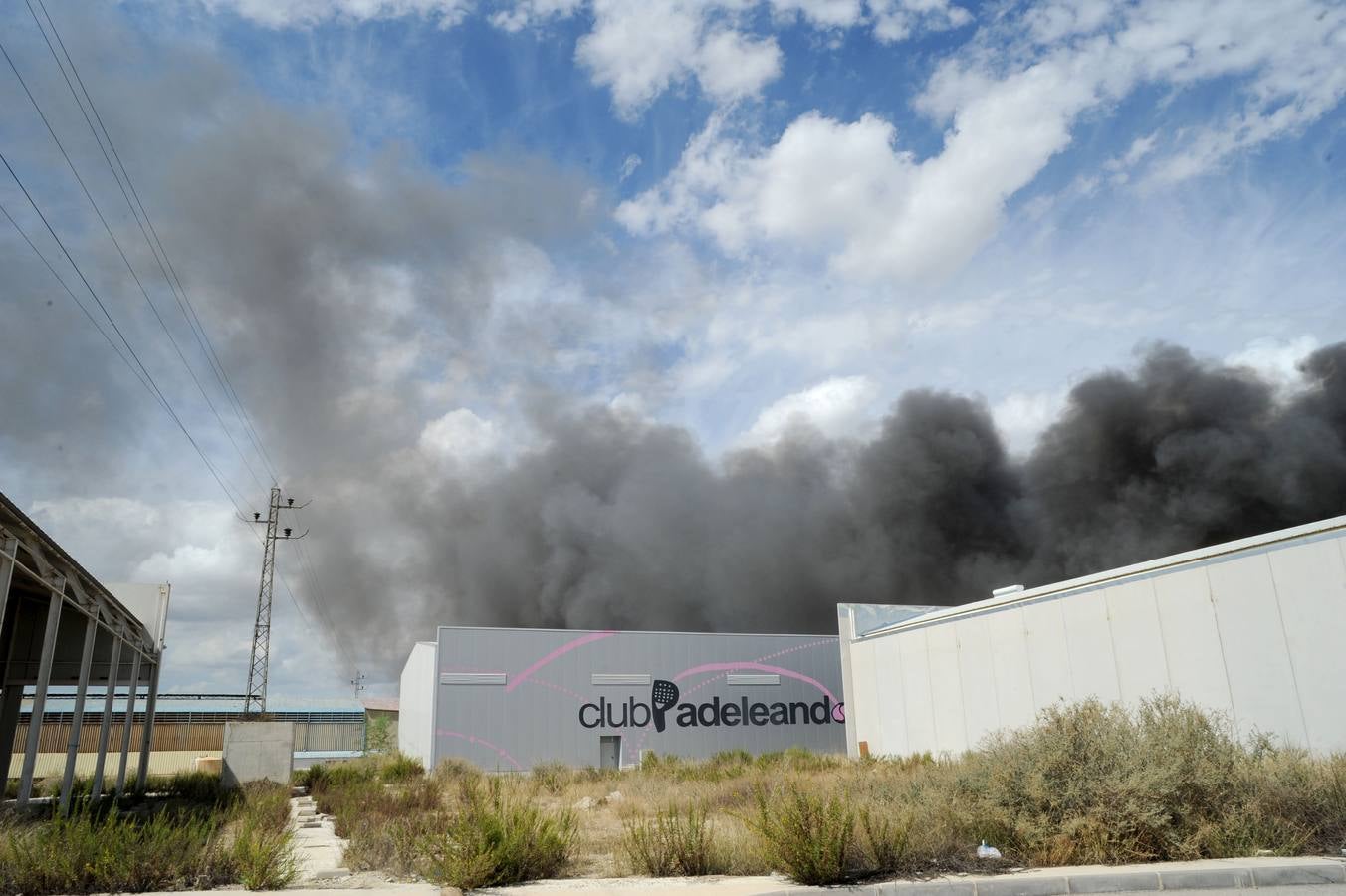 Un incendio devora una nave con atracciones de feria en Molina de Segura
