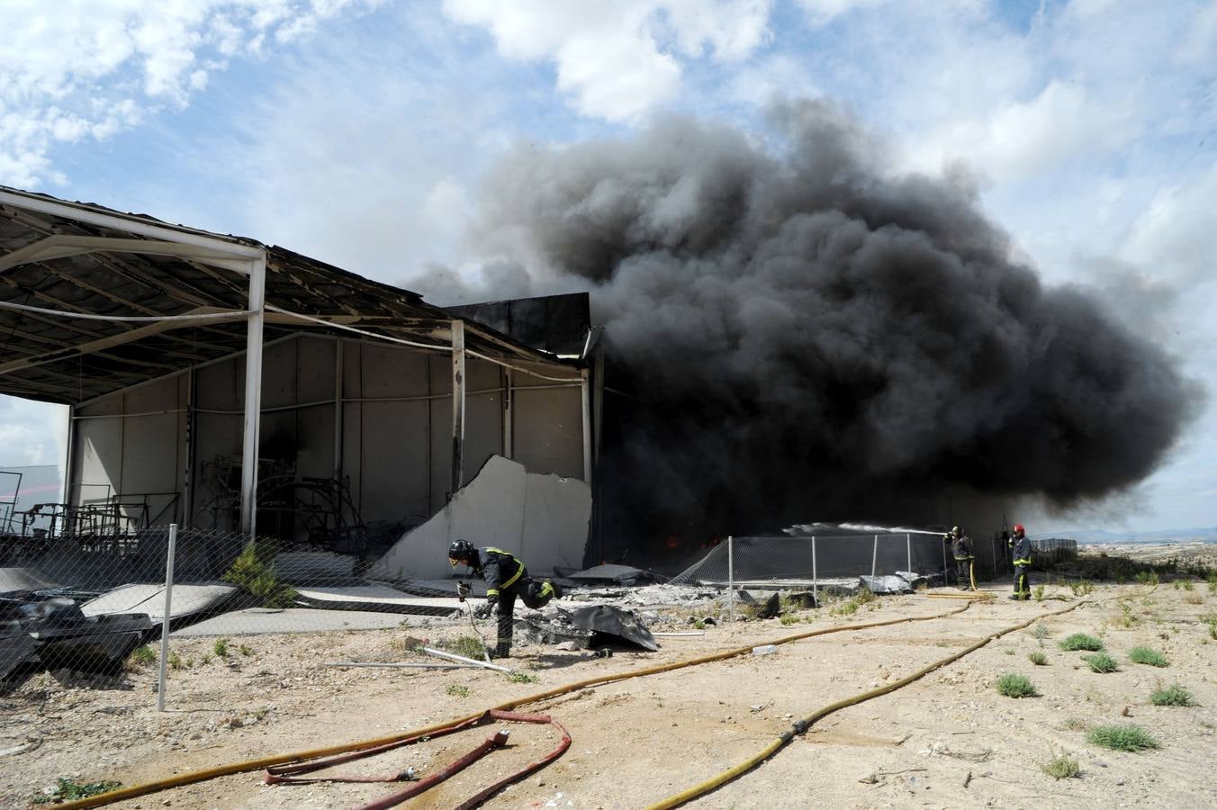 Un incendio devora una nave con atracciones de feria en Molina de Segura