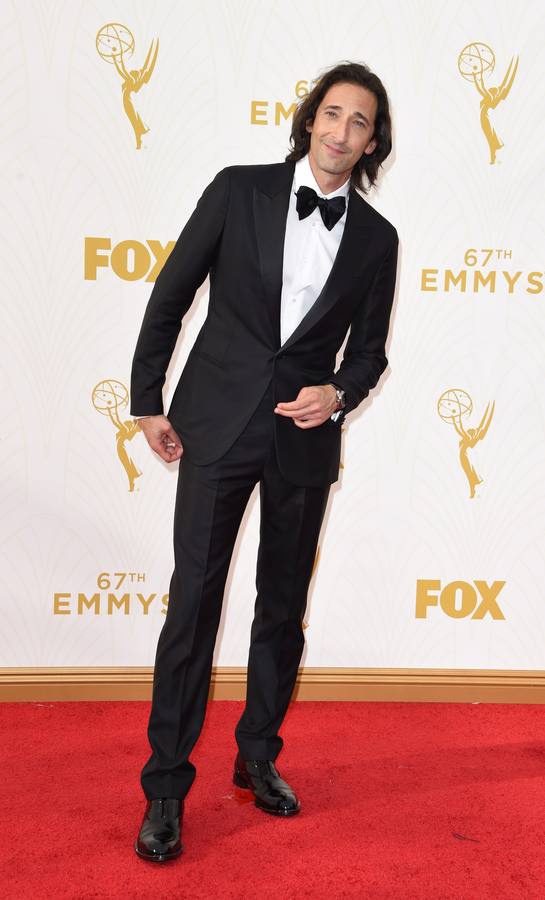 El actor Adrien Brody posa sobre la alfombra roja de los Emmy.