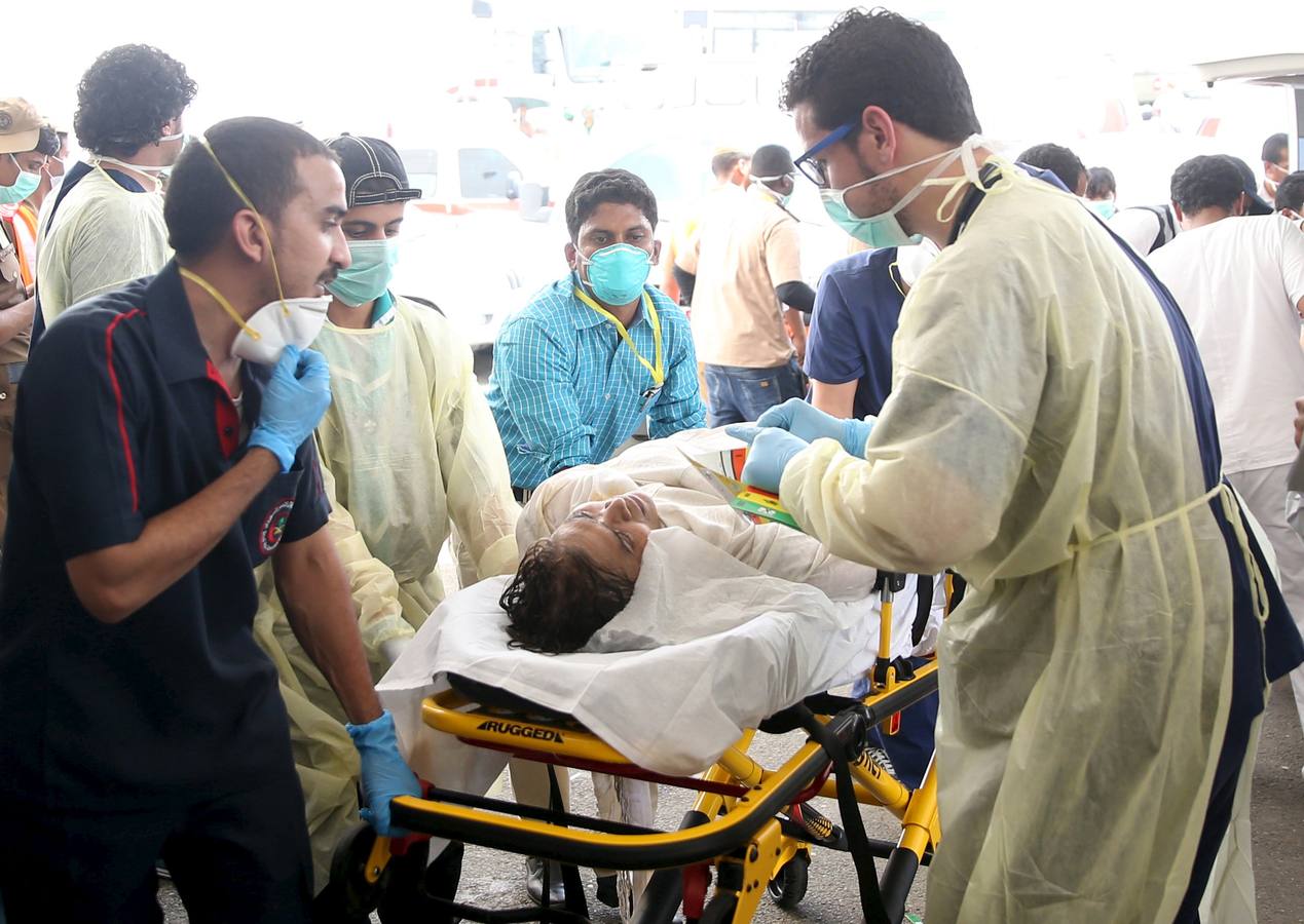 Tragedia en La Meca. El personal médico traslada a uno de los peregrinos heridos durante la avalancha.