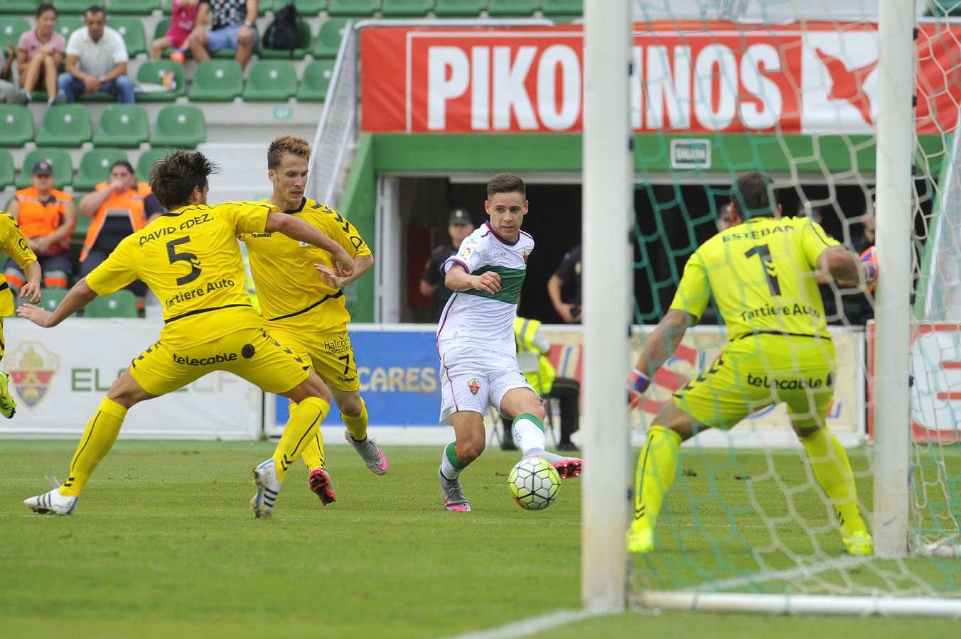 Partido entre el Elche y el Oviedo