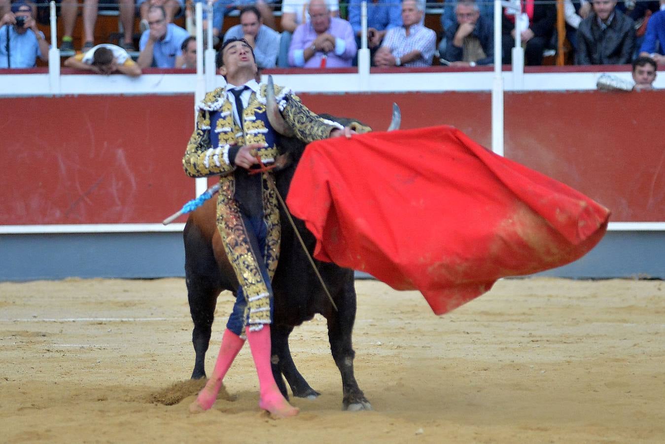 Ureña corta cinco orejas y rabo en la corrida benéfica de Lorca