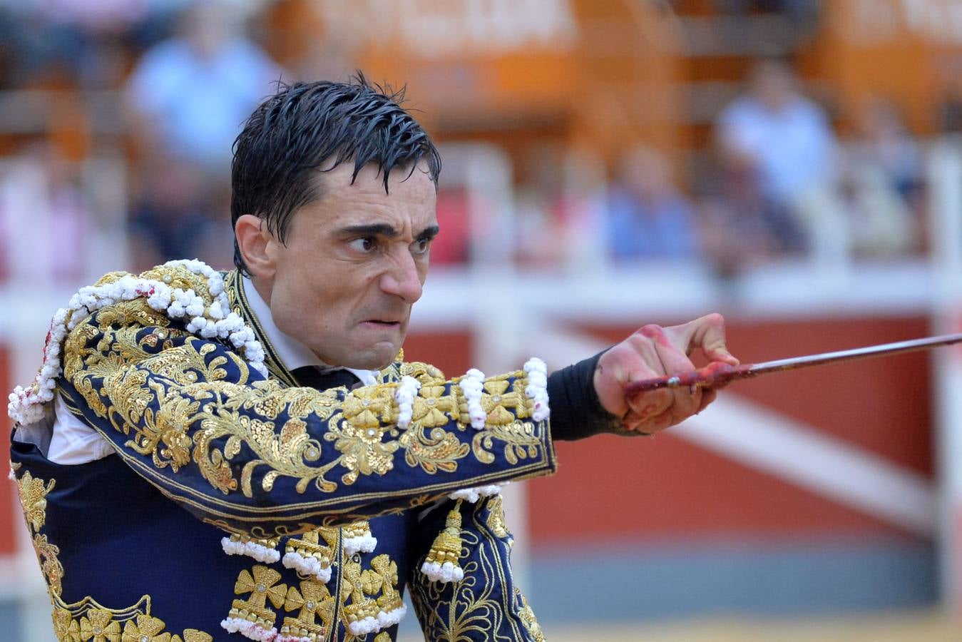 Ureña corta cinco orejas y rabo en la corrida benéfica de Lorca