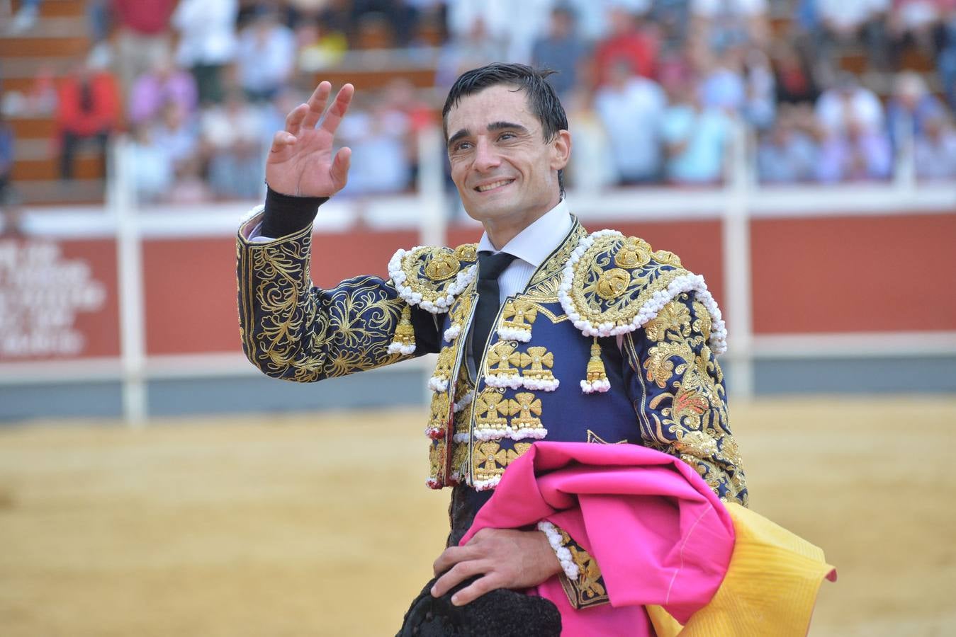 Ureña corta cinco orejas y rabo en la corrida benéfica de Lorca