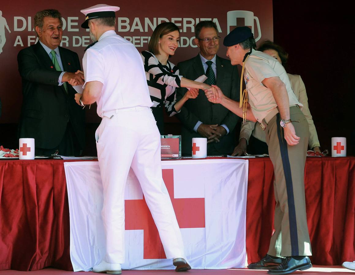 La reina Letizia, junto al presidente de la Cámara Baja, Jesús Posada, en la mesa de cuestación de Cruz Roja.