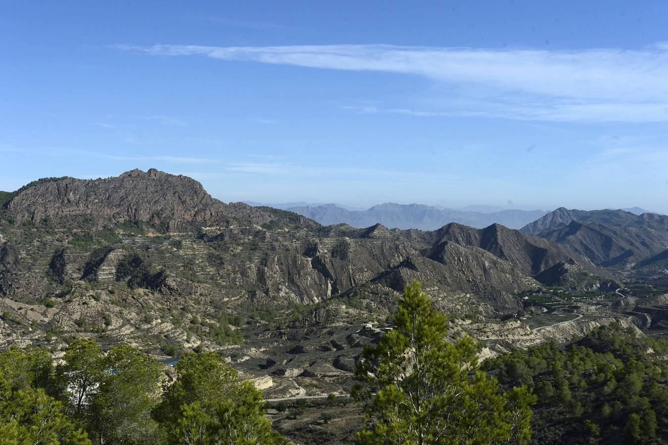 El desafío de las murallas de King Kong. Vistas del Paisaje Lunar y la Cresta del Gallo desde la muralla de King Kong.
