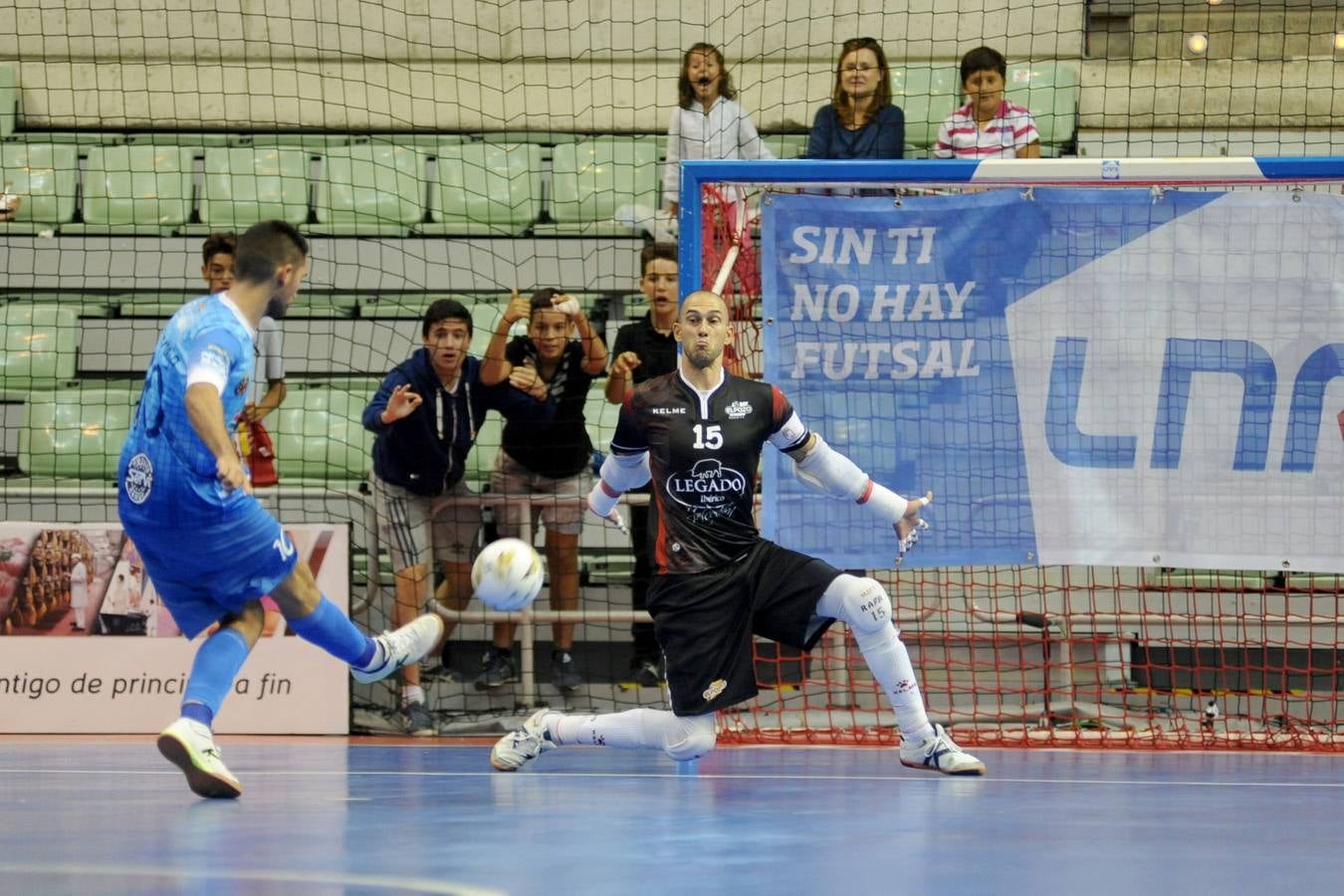 Las mejores imágenes del choque entre ElPozo Murcia y el Peñíscola