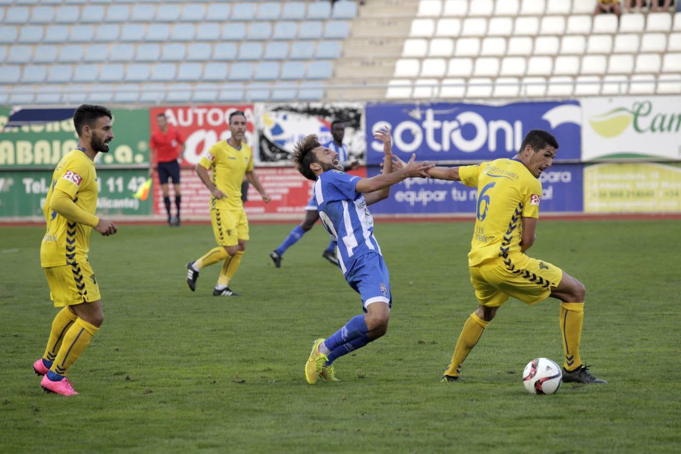 Las mejores imágenes del choque entre La Hoya y el Cádiz