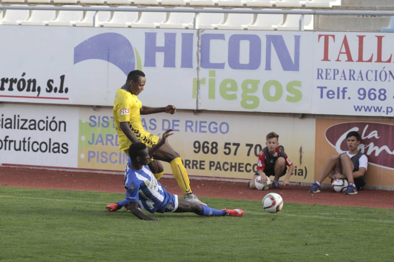 Las mejores imágenes del choque entre La Hoya y el Cádiz