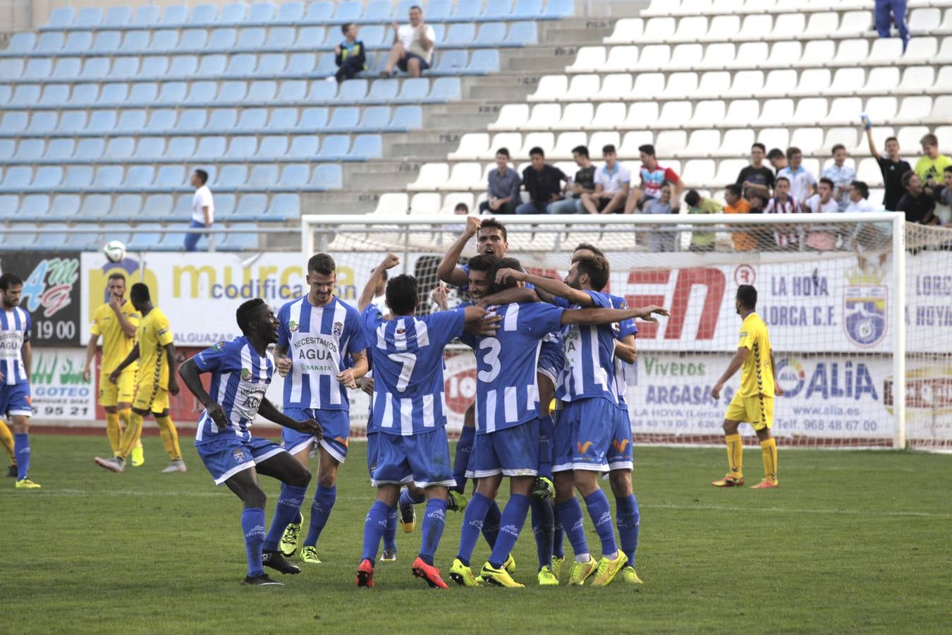 Las mejores imágenes del choque entre La Hoya y el Cádiz